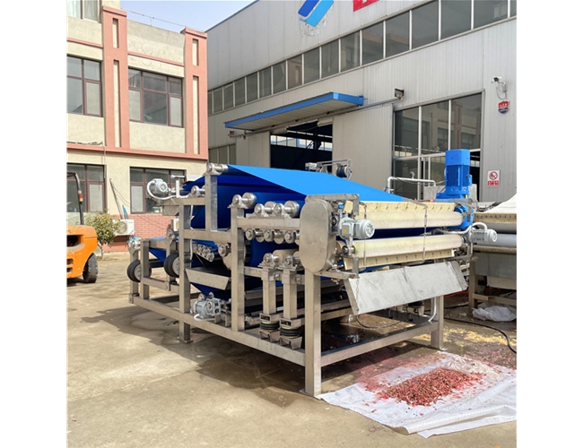 某食品廠訂購的1臺帶式榨汁機(jī)，試機(jī)檢驗合格準(zhǔn)備發(fā)貨！
